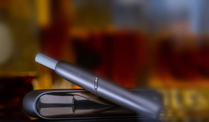 Close up of IQOS 3 DUO device and HEETS