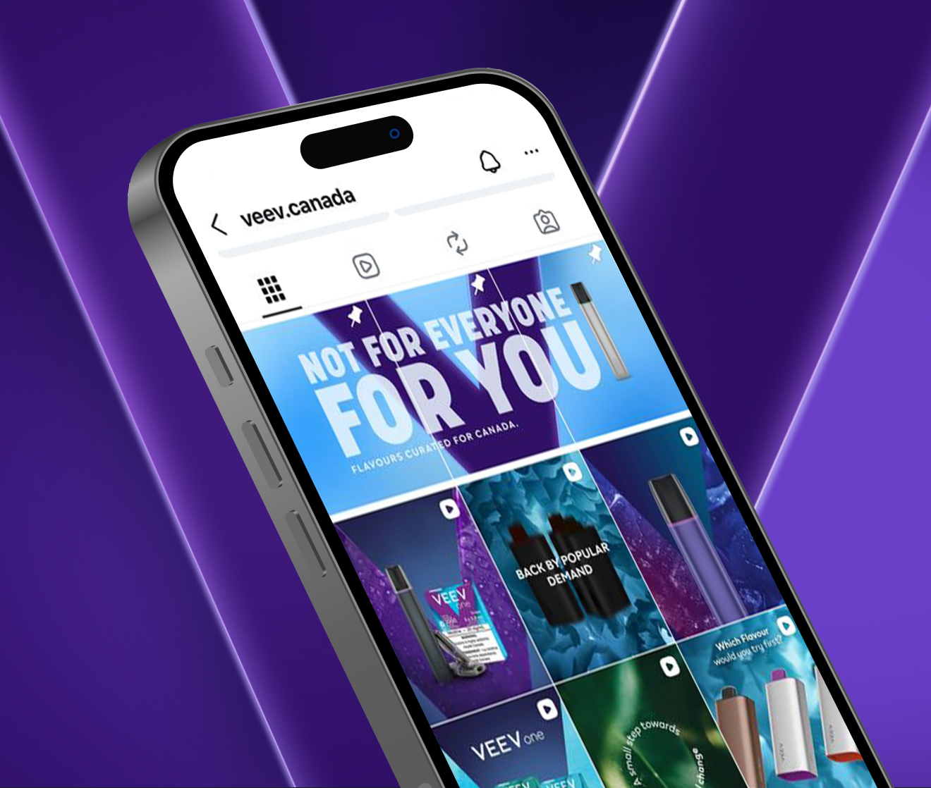 Le compte Instagram de VEEV Canada affiché sur un téléphone, à l’intérieur d’un fond violet en V
