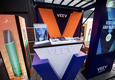 Un kiosque de magasin VEEV lors d’un événement.