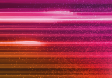 Fond abstrait avec des traînées lumineuses horizontales roses et magenta, un léger flou de mouvement et une texture à grain fin, qui se fond progressivement vers des tons orange chauds dans la partie inférieure