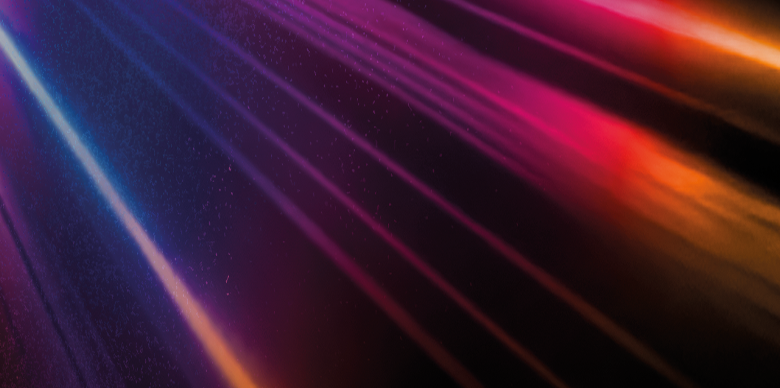 Fond abstrait foncé avec des stries diagonales de lumière violette, rose, orange et bleue, créant un effet de dégradé dynamique.