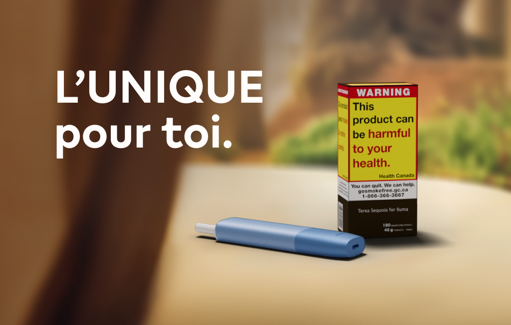 NBI - Meet The ONE - Un appareil IQOS ILUMA ONE avec un bâtonnet TEREA à l’intérieur à côté d’une cartouche de 180 unités de TEREA sur une table. 