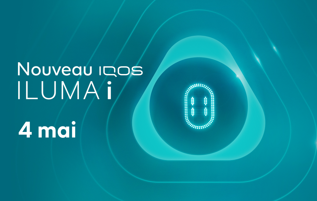 L’écran tactile de l’IQOS ILUMA i s’illumine à l’intérieur de la clé IQOS, sur un fond turquoise, accompagné du nouveau logo IQOS ILUMA i et de la date de lancement du 4 mai.” tag.