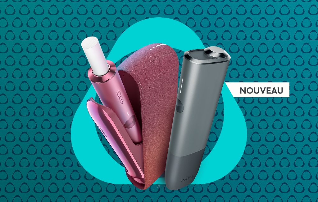 Un appareil IQOS ILUMA rouge coucher de soleil avec un bâtonnet TEREA à l'intérieur et un appareil IQOS ILUMA ONE gris galet sur bleu sarcelle. Comprend l'étiquette « NOUVEAU ». 