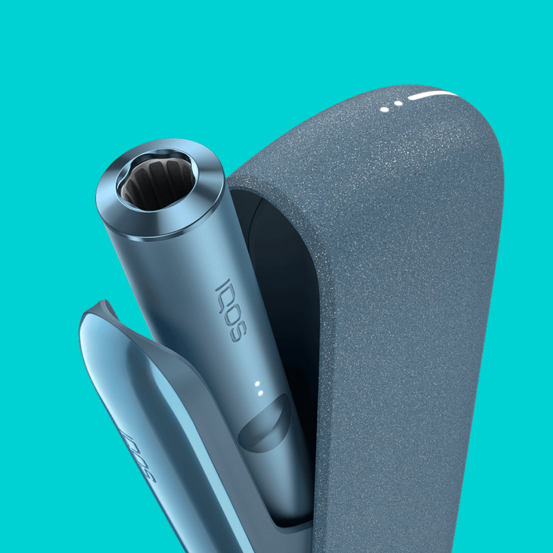 Un support IQOS ILUMA vert mousse dans un chargeur de poche.