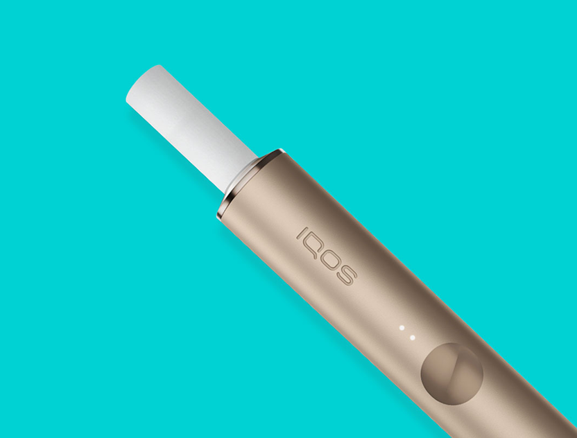 Un support IQOS ILUMA avec bâtonnet de tabac TEREA inséré.