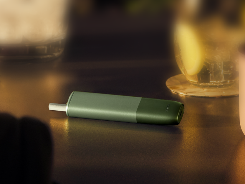 Une boîte d’appareil IQOS non ouverte sur une table.