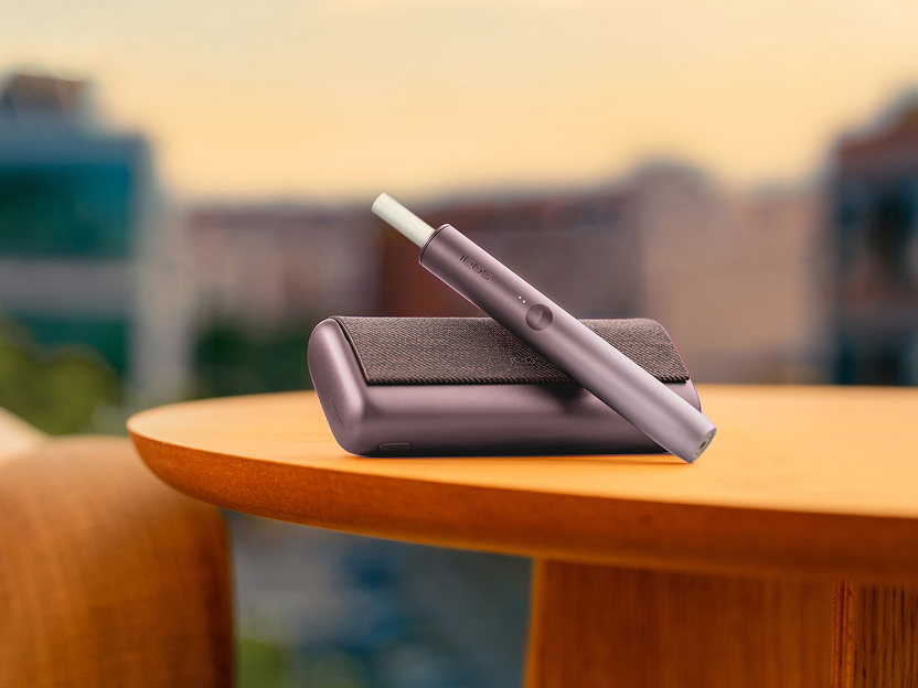 Une image en gros plan d’un support et d’un chargeur IQOS ILUMA.