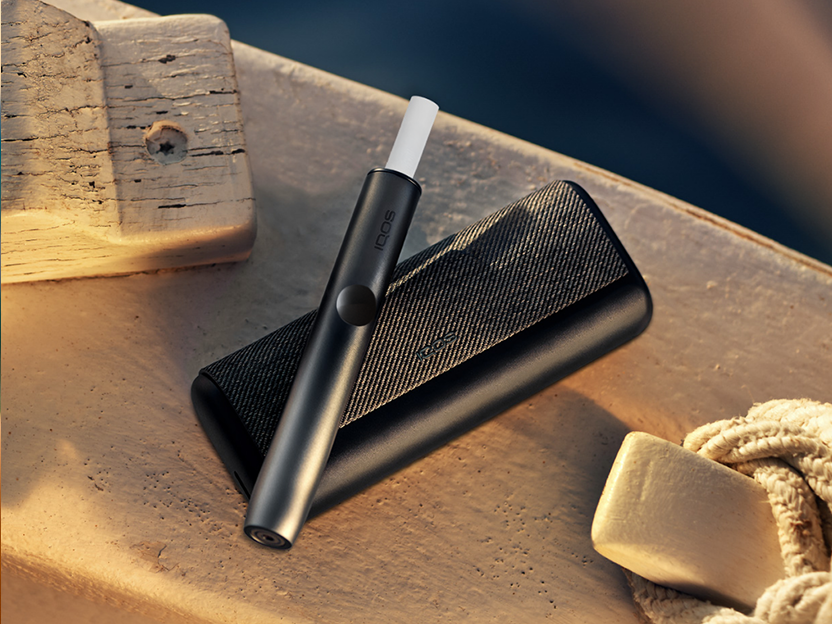 Une boîte d’appareil IQOS non ouverte sur une table.