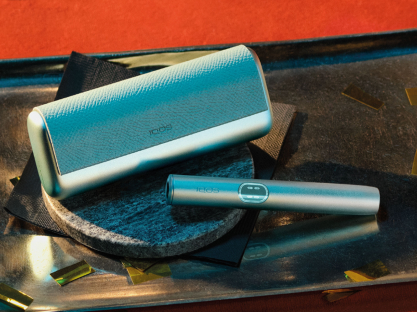 A Breeze Blue IQOS ILUMA i PRIME on a tray.