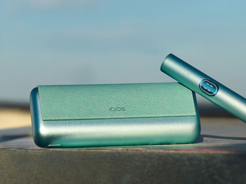 A Breeze Blue IQOS ILUMA i PRIME on a ledge.