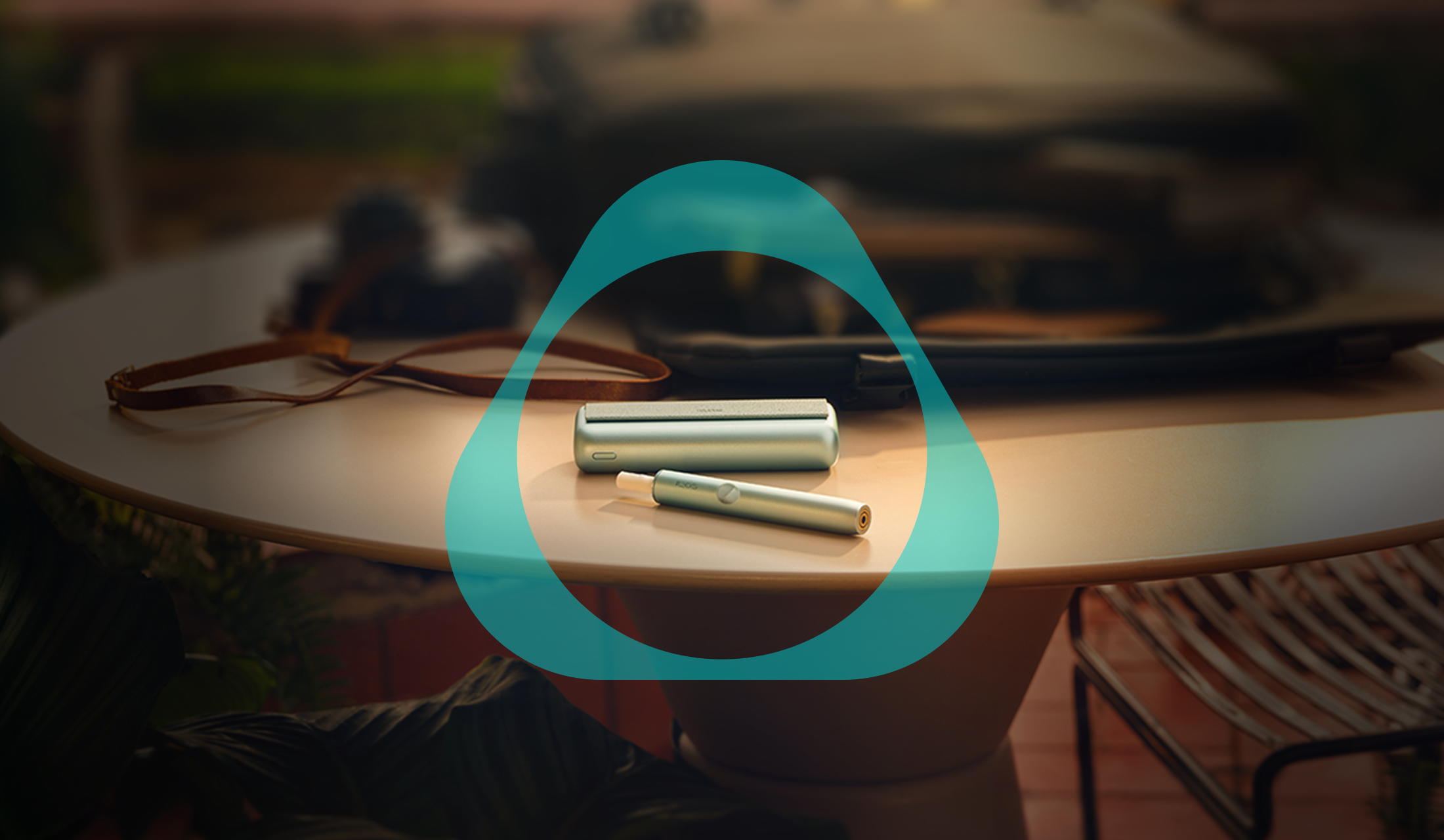 Un appareil IQOS ILUMA PRIME avec un bâtonnet TEREA à l’intérieur sur une table. 