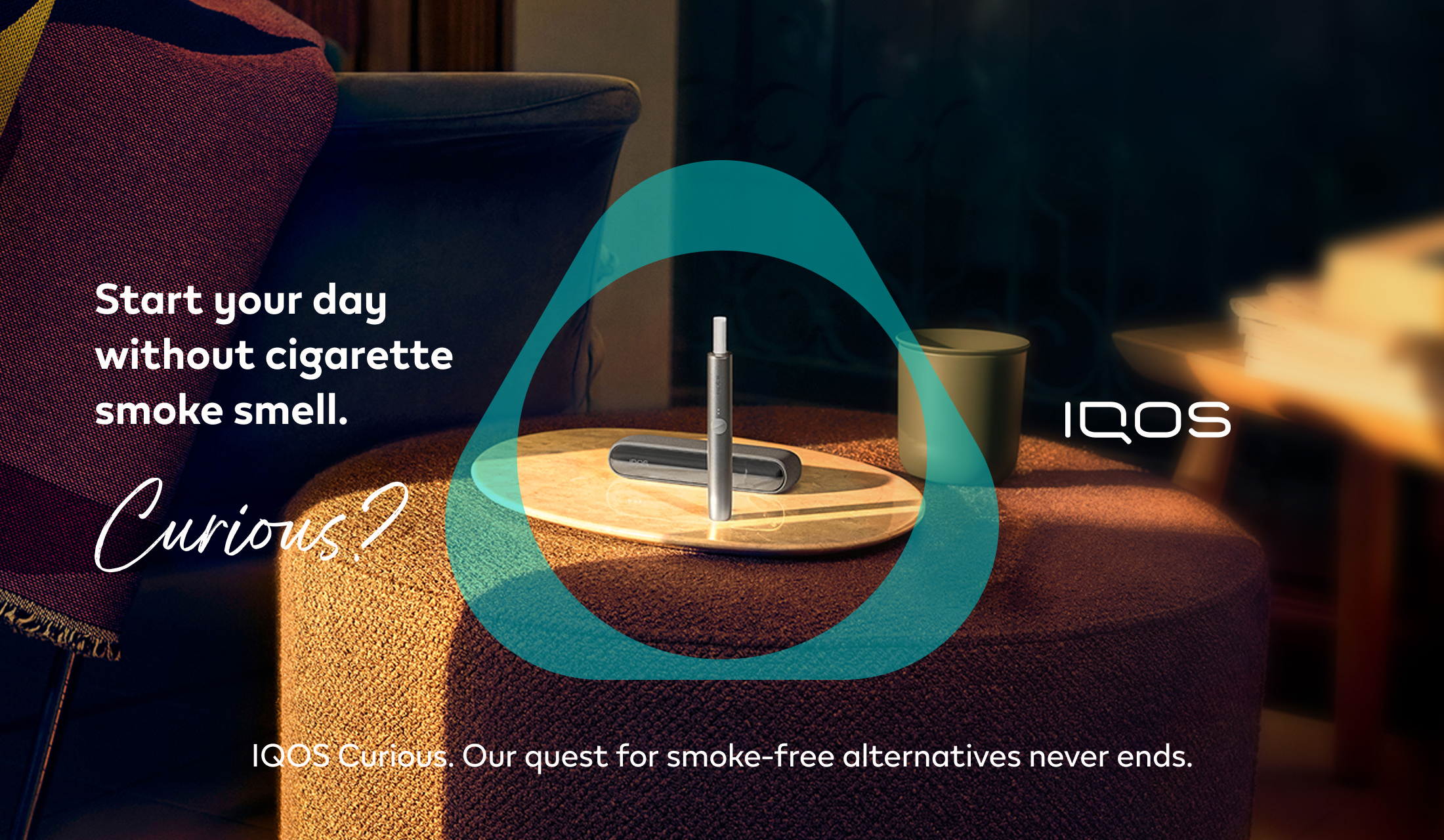 Un appareil IQOS ILUMA avec un bâtonnet TEREA à l’intérieur et un plateau sur une ottomane. 