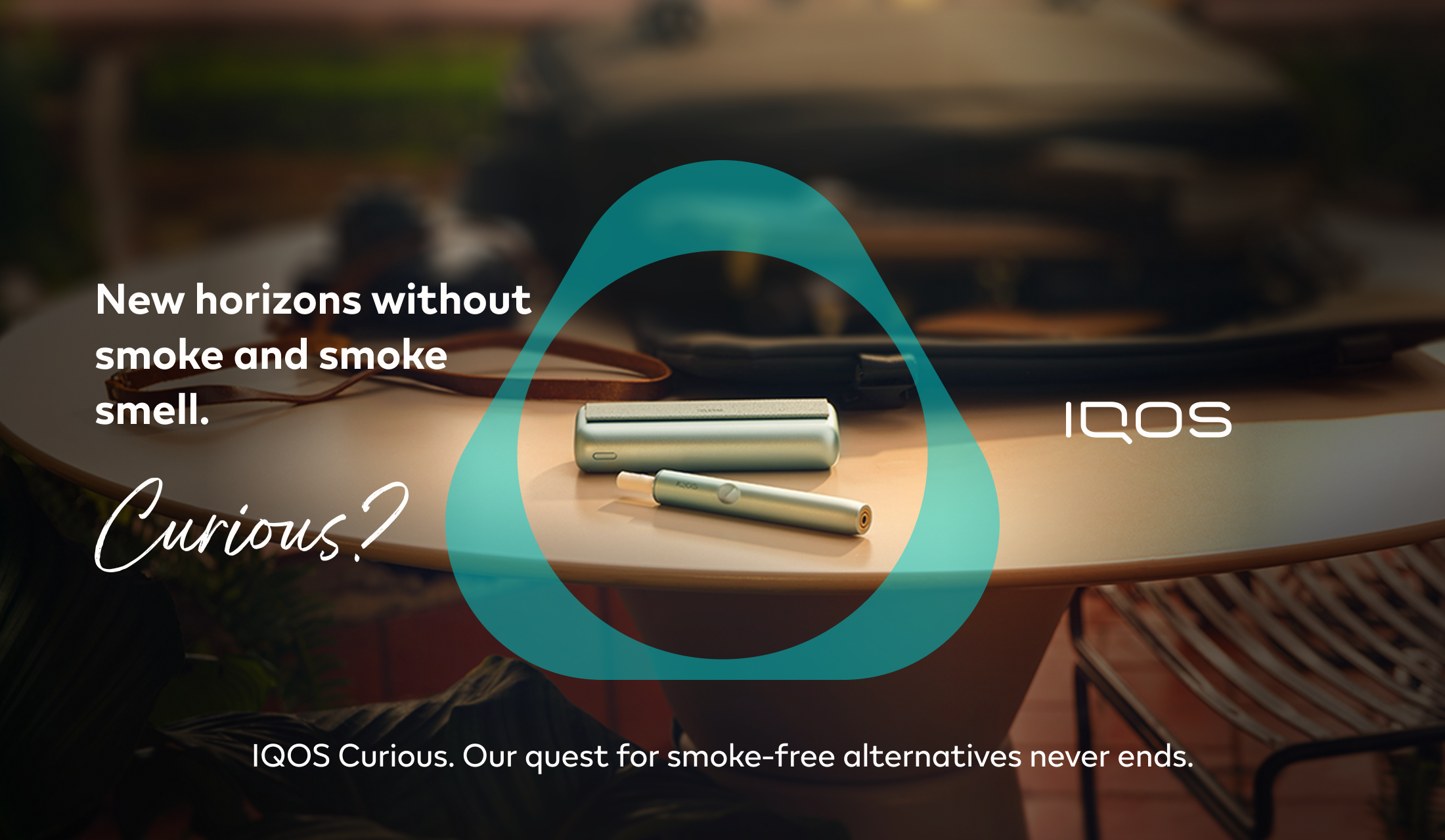 Un appareil IQOS ILUMA PRIME avec un bâtonnet TEREA à l’intérieur sur une table. 