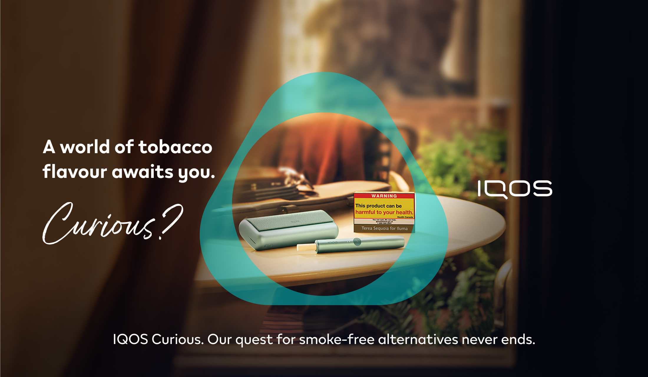 Un appareil IQOS ILUMA PRIME avec un bâtonnet TEREA à l’intérieur et un paquet TEREA sur une table. 