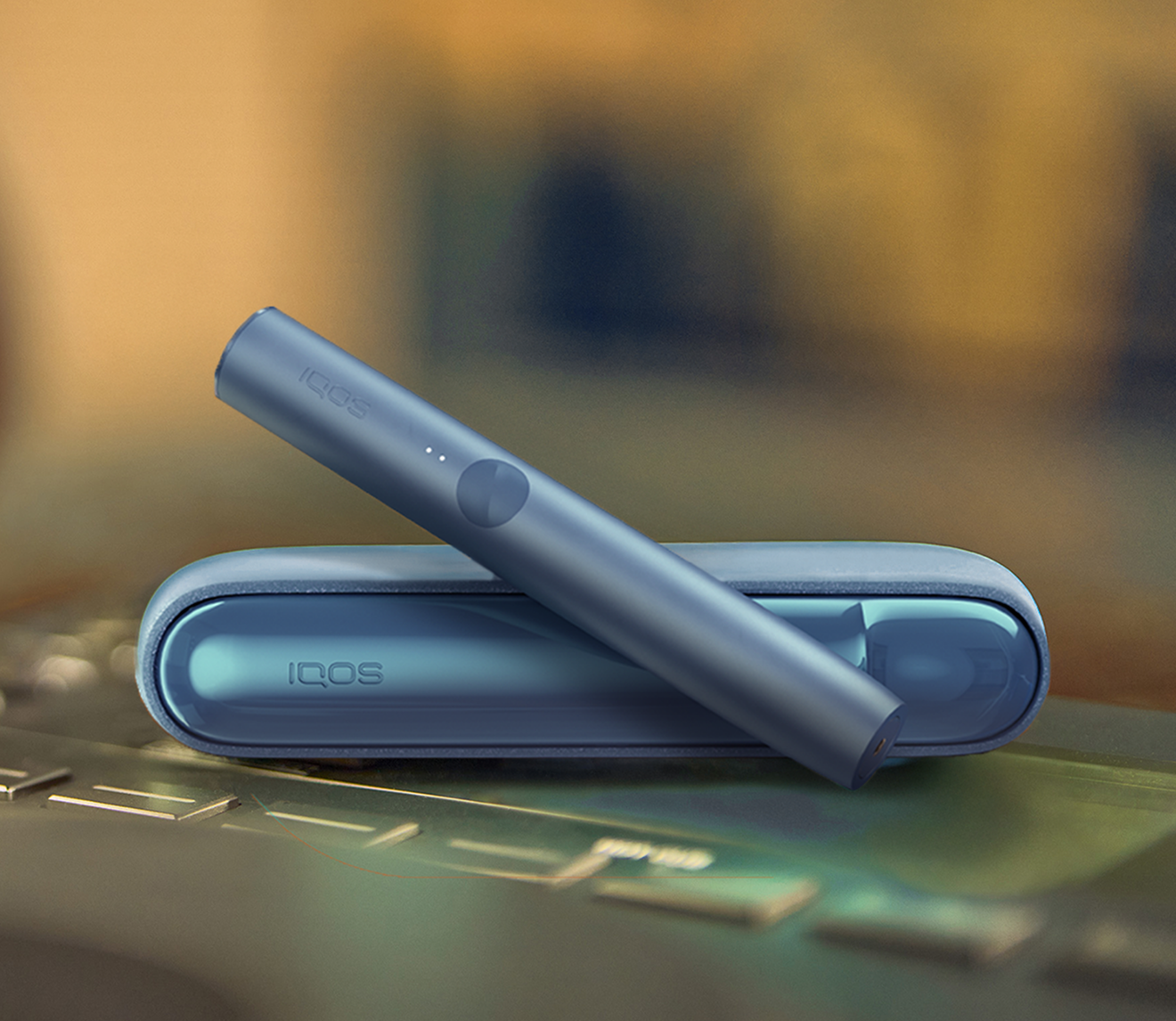 Un appareil IQOS ILUMA sur une surface.