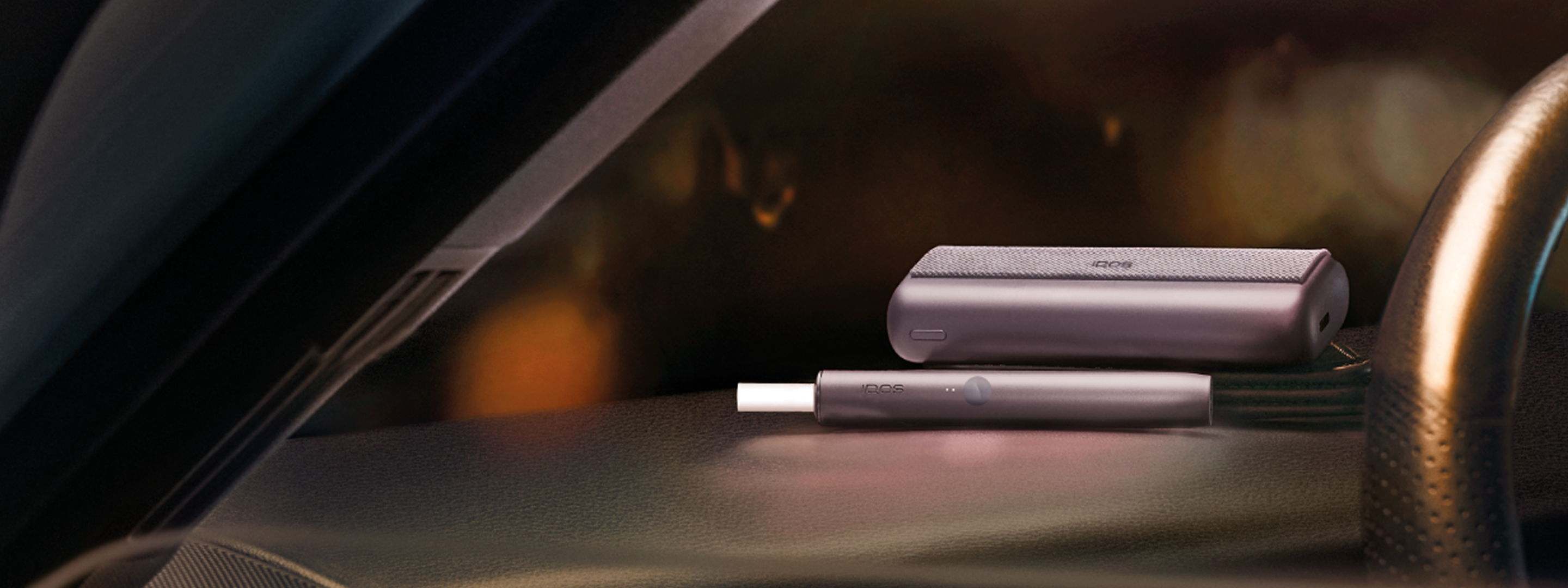 Un appareil IQOS ILUMA PRIME avec un bâtonnet TEREA à l’intérieur sur une surface.