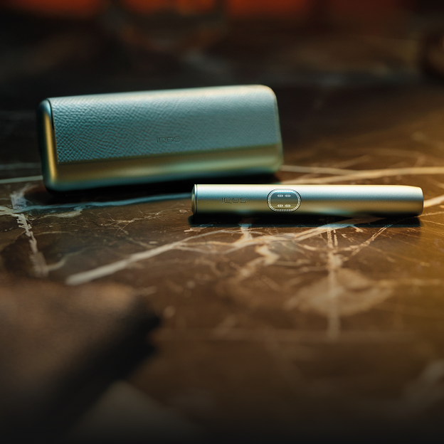 Un appareil IQOS ILUMA i PRIME Breeze Blue sur une table.