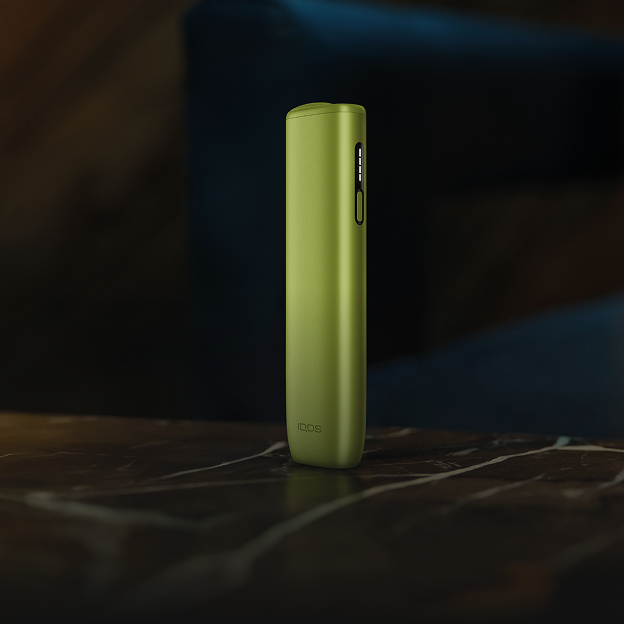 Un appareil IQOS ILUMA i ONE Leaf Green sur une table.