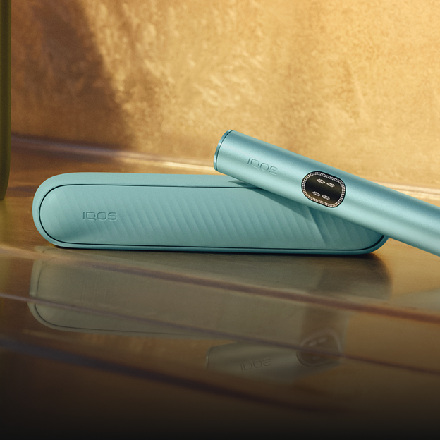 Un appareil IQOS ILUMA i Breeze Blue sur le sol.