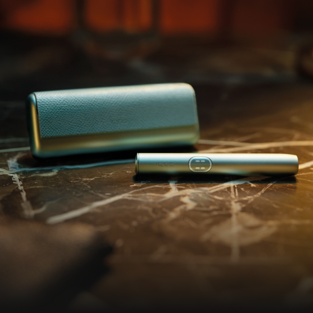 Un appareil IQOS ILUMA i PRIME Bleu Brise sur une table.