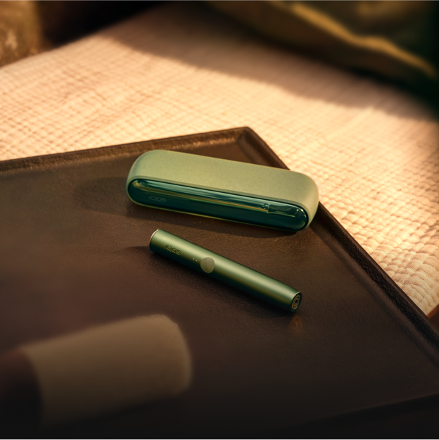 Un appareil IQOS ILUMA sur un plateau. 