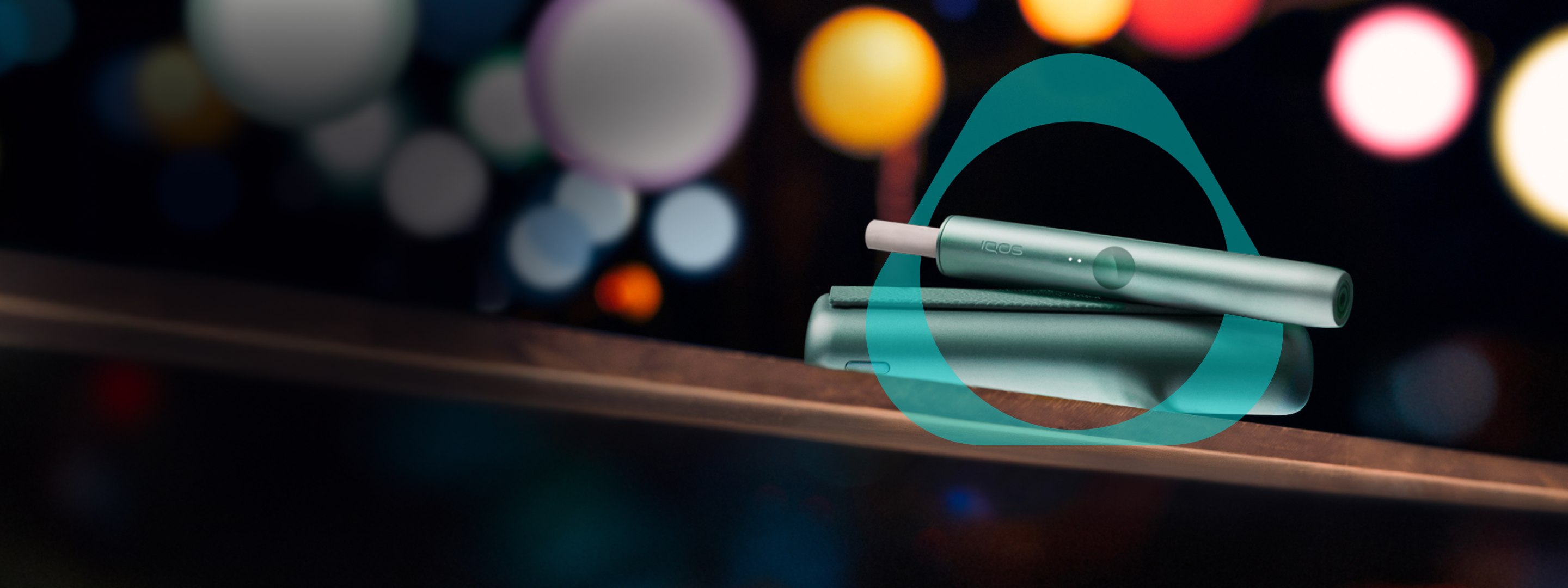Un appareil IQOS ILUMA Prime avec un bâtonnet TEREA à l'intérieur, posé sur un rebord.