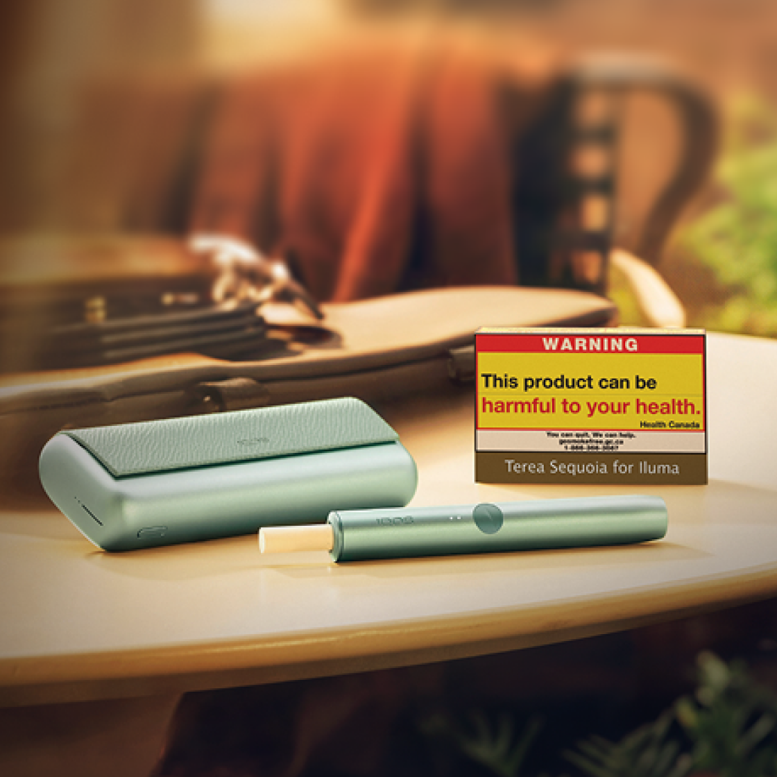 Un appareil IQOS ILUMA sur une table.
