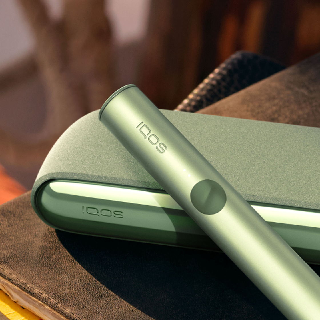 Un chargeur de poche IQOS ILUMA dans un poste de charge.