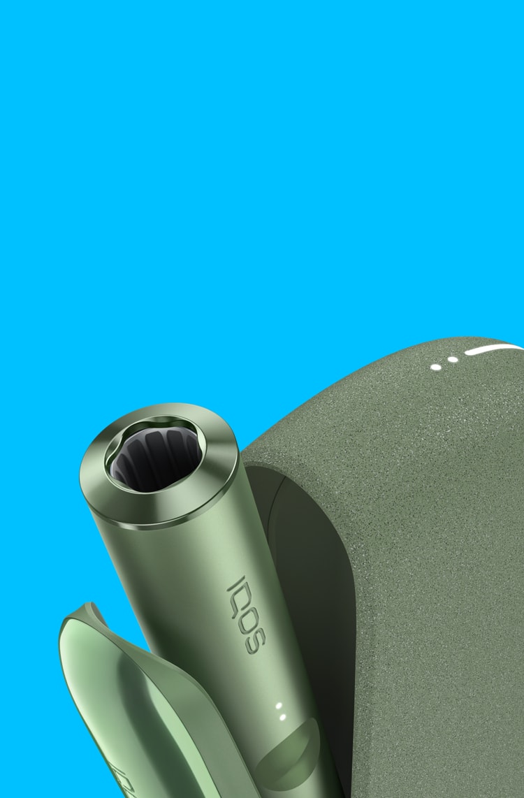 Un appareil IQOS ILUMA vert mousse et un chargeur de poche.