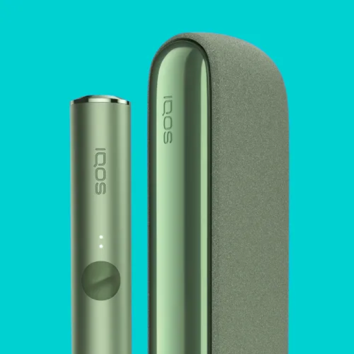 Un appareil IQOS ILUMA vert mousse et un chargeur de poche.