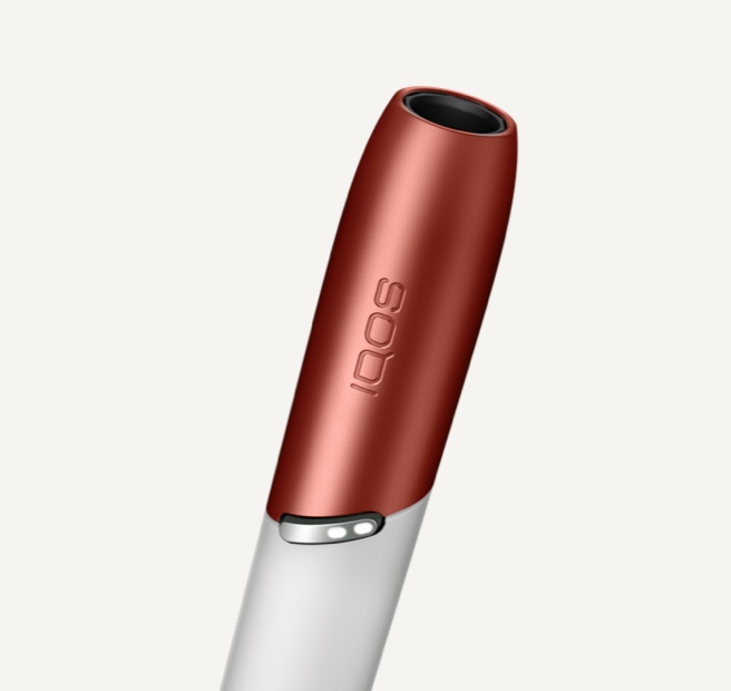 Um dispositivo IQOS com uma capa vermelha