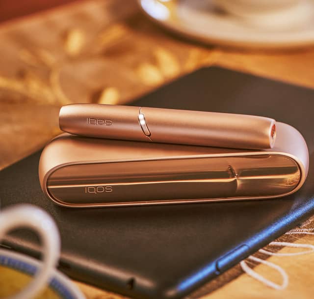 IQOS 3 DUO sur une tablette