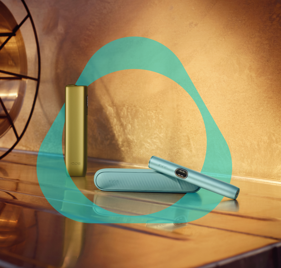 Un appareil IQOS ILUMA i ONE vert feuille à côté d’un appareil IQOS ILUMA i bleu brise.
