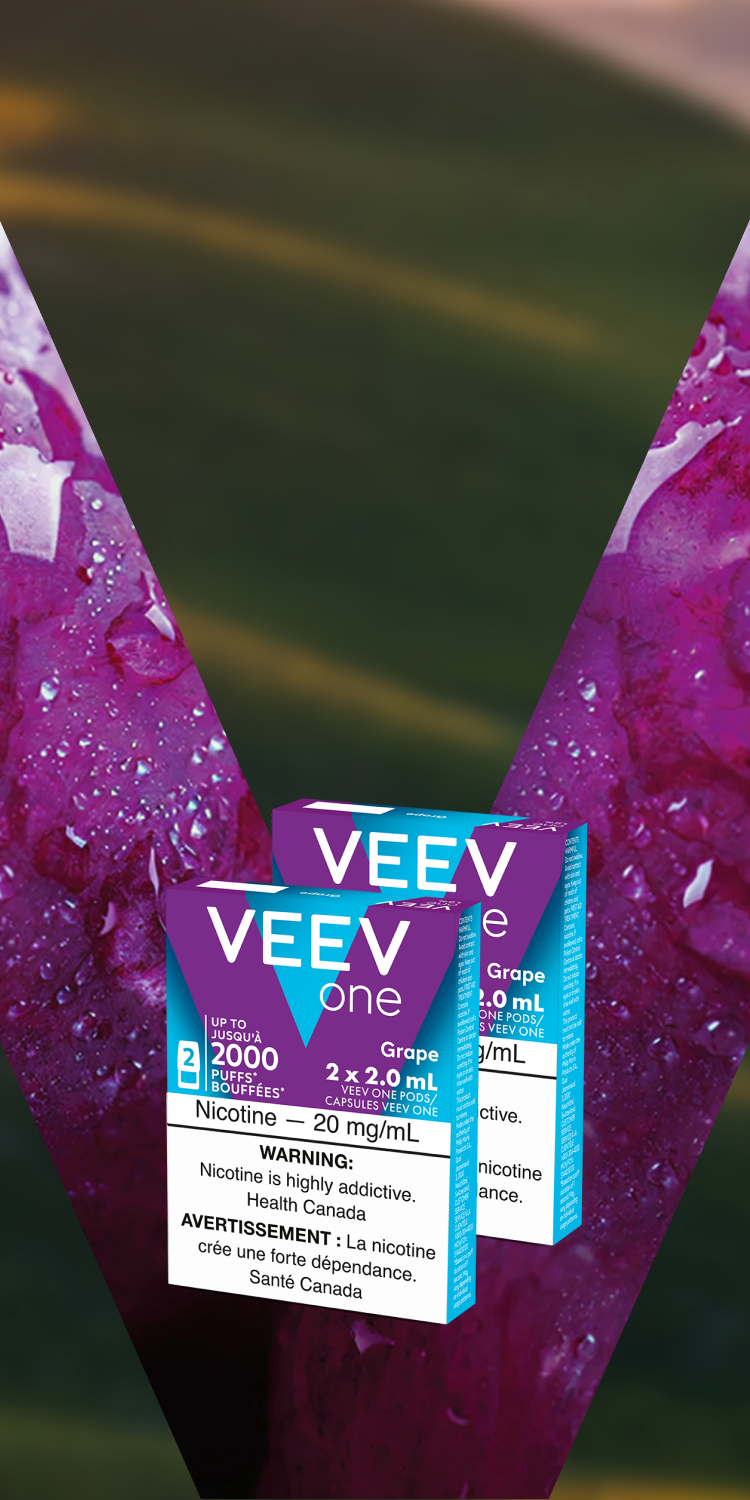 2 paquets de capsules VEEV ONE à saveur de raisin sur fond en V violet.